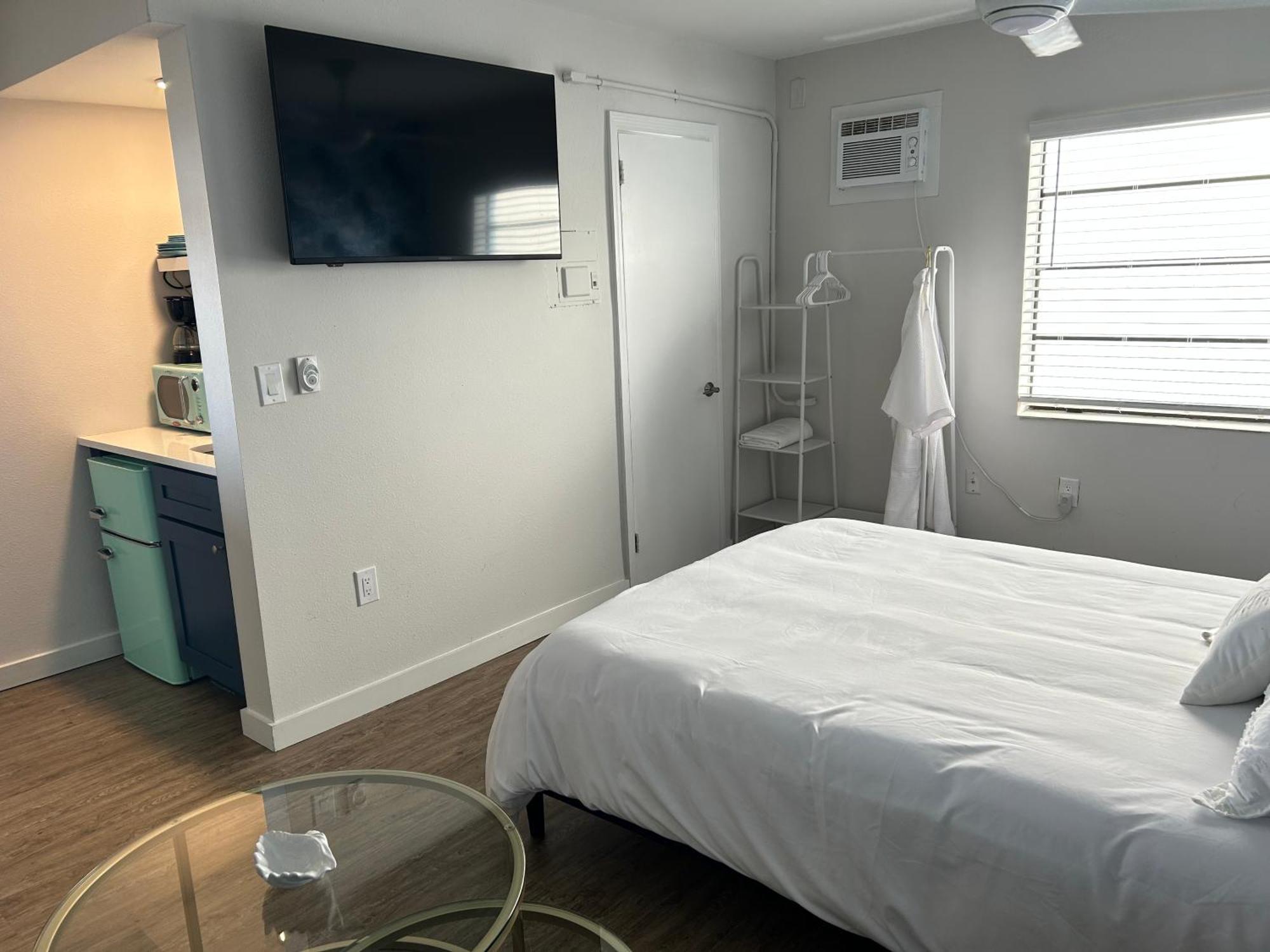 Sunburst Inn- Indian Shores Beach ภายนอก รูปภาพ